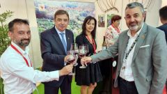 El consejero asturiano Alejandro Calvo y el ministro Luis Planas en la Feria Nacional del Vino Fenavin 2022