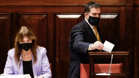 La presidenta del Parlamento catalln, Laura Borrs, y el diputado de JxCat Jaume Alonso-Cuevillas durante la Comisin del Estatuto de los Diputados este mircoles