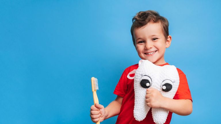 Hacer la cama, lavarse los dientes o tener su propio móvil: ¿a qué edad deben empezar los niños con cada actividad?