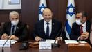 El primer ministro de Israel, Naftali Bennett, flanqueado por dos miembros del Gobierno.