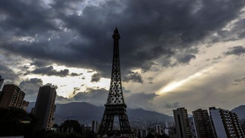 Vista de una réplica de la Torre Eiffel en Medellín, Colombia