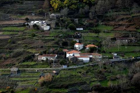 Vista xeral de Papelle, a aldea natal de Juan Gonzlez, situada na beira do ro Mio.