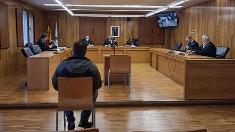 El camionero portugués acusado de abusar sexualmente de su hija de 15 años negó los hechos este viernes en el juicio celebrado en la Audiencia Provincial de Lugo.