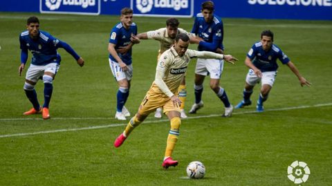 Ral de Toms lanza el penalti con el que el Espanyol se adelant en el Carlos Tartiere