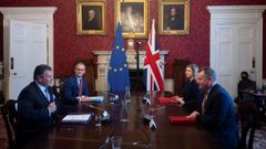 David Frost, principal negociador britnico para asuntos del Brexit en un encuentro con Maros Sefcovic, vicepresidente de la Comisin Europea