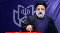 El presidente iran, Ebrahim Rais, ejerce el voto en Tehern.