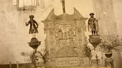 Una de las fotografas del desaparecido retablo de las nimas de Mourelos realizadas por el antiguo alcalde chantadino Luis Campo
