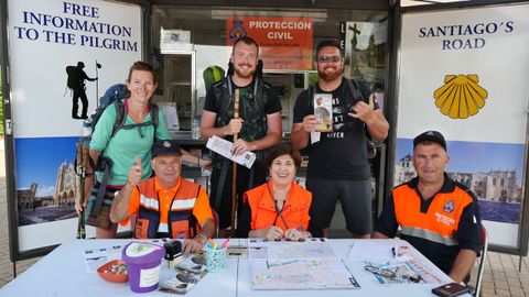 Voluntarios de Protección Civil, en un punto de información a los peregrinos