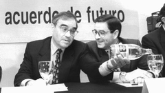 El exministro Rodolfo Martn Villa (izquierda) con el exvicelendakari Mario Fernndez en 1995