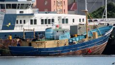 El pesquero, que el gobierno municipal quiere trasladar a la rotonda de Coia, permanece amarrado en el astillero Cardama. 