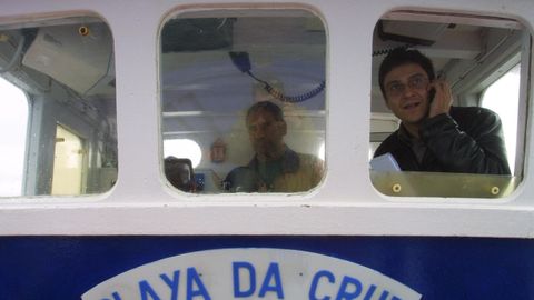 El periodista Eduardo Eiroa -a la derecha- y el fotoperiodista Jos Manuel Casal se acercaron a 10 metros del buque aquel 14 de noviembre