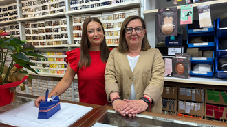 De izquierda a derecha: Mari�n Romero y Mar�a Fern�ndez, las responsables de mantener con vida la mercer�a Rizury