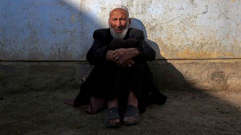 Un hombre descansa en una calle de Kabul, capital de Afganistán.