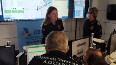 Laura Rebollo, jefa de Operaciones Aeronavales y del Cecop de Vigilancia Aduanera, con miembros de su equipo