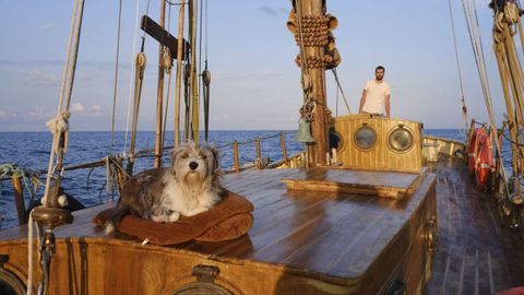 Sergi Rodrguez Basol, a bordo del Ra de Ferrol con su perrita Nirvana que lo acompaa en todos los viajes