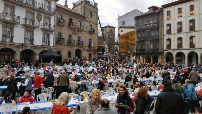 La plaza del Ayuntamiento de Avilés repleta de vecinos dispuestos a disfrutar de la Comida en la Calle