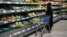 Una mujer, haciendo la compra en un supermercado de Londres