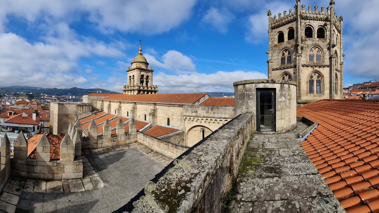 Buscando el mejor selfi con puesta de sol en Vigo.Una de las vistas panormicas de la ciudad desde los tejados de la catedral