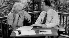 Momento en el que Einstein y el físico húngaro Leo Szilard redactan la carta para Rooselvet