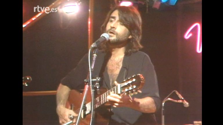 Luis Eduardo Aute, durante una actuación en televisión en 1983
