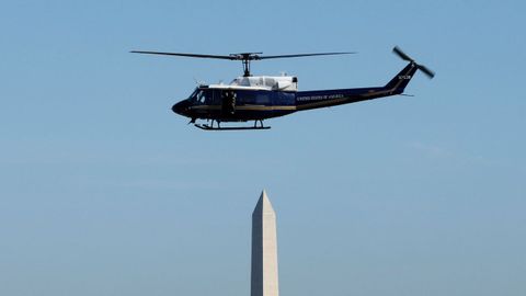 Un helicptero militar estadounidense sobrevuela el Monumento a Washington antes de aterrizar en el Pentgono