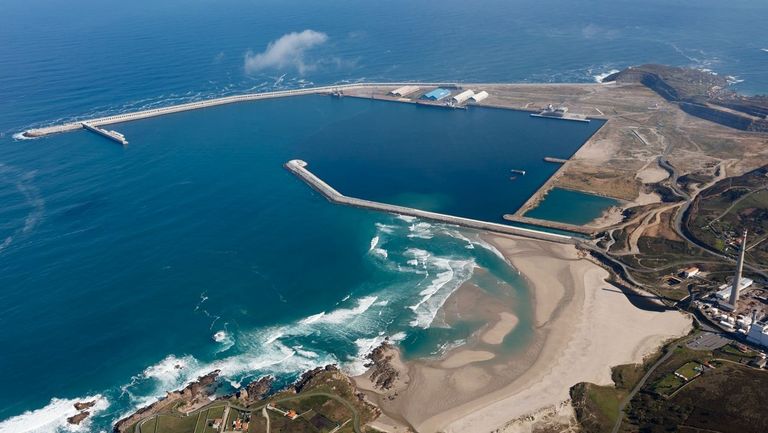 El acceso ferroviario al puerto exterior de A Coruña es uno de los proyectos de obra pública que señalan como pendientes
