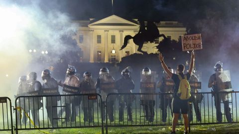Los aAntiditurbios mantuvieron a raya a los manifestantes en el parque Lafayette, frente a la Casa Blanca