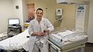 El ginecólogo Roberto González Boubeta, en una de las unidades de trabajo de parto, parto y recuperación del Cunqueiro