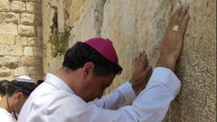 El obispo, Fernando Garca Cadianos, orando en el Muro de las Lamentaciones, en Jerusaln