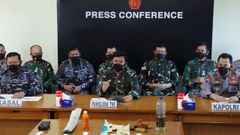 El jefe militar indonesio Hadi Tjahjanto comparece en rueda de prensa para informar sobre el submarino desaparecido