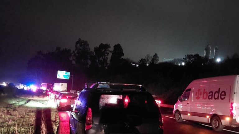 Atrapados más de dos horas en la A-52 por la caída de un árbol en la autovía