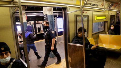 La policía patrulla el metro de Nueva York