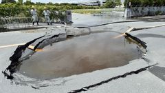 Derrumbes por un fuerte terremoto en Osaka, Japón