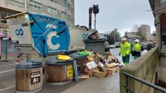 Trabajadores de la concesionaria de recogida de residuos de A Coruña vacían el contenedor de papel y cartón