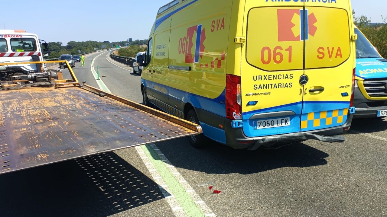 Una ambulancia, una furgoneta y un turismo se vieron implicados en el accidente