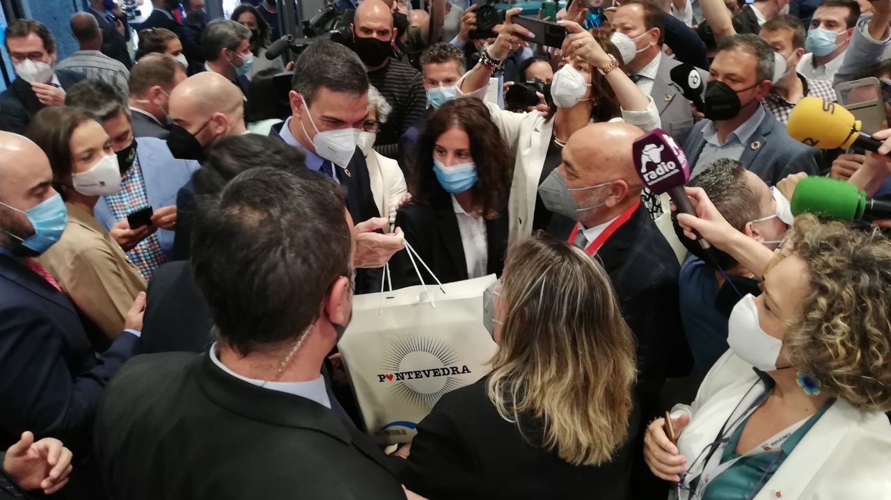 Pedro Sánchez recibió la bolsa de Visit-Pontevedra de manos de la concejala de Turismo, Yoya Banco, y del teniente de alcalde, Tino Fernández