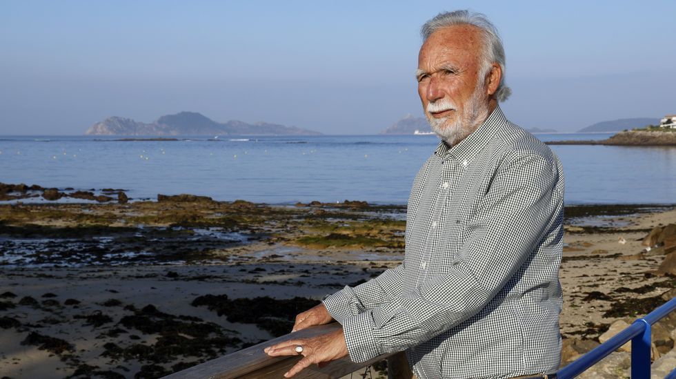 Domingo das Mozas en Lugo por San Froiln.En la imagen, una sesin de yoga de Ashtanga Corua en la costa de Ferrol
