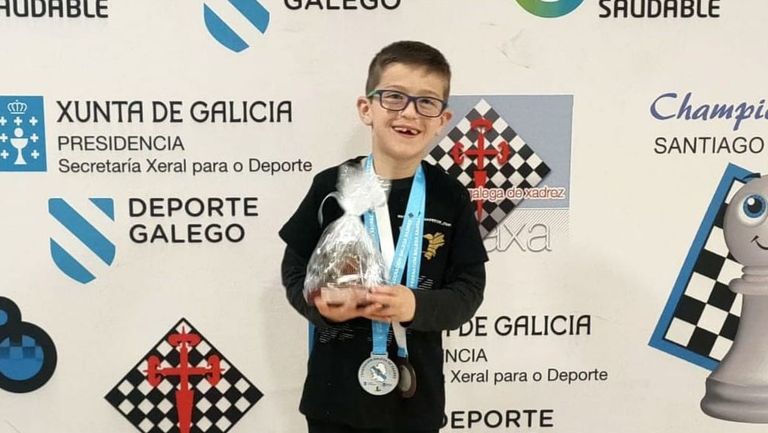 Artai Lamela, celebrando su buen resultado en el autonómico de ajedrez