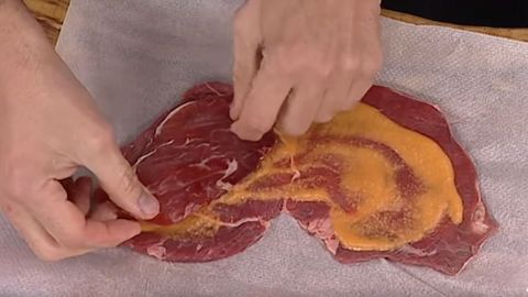 Proceso de cocinado del �cachopo andaluz� con salmorejo