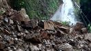 Desprendimiento en el cruce de la costa do Vinteun con la subida a la urbanización Os Castiñeiros