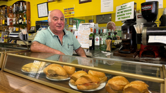 El hostelero Jos� Manuel Rodr�guez lleva 27 a�os detr�s de la barra del Bar Madrid