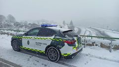 Patrulla de la Guardia Civil de Tráfico, en una jornada de nieve en la provincia de Ourense