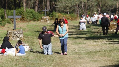 Numerosos romeros recorrieron de rodillas el último tramo del camino al santuario de O Faro