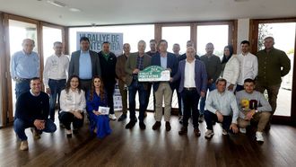 Foto de familia de los organizadores del Rali de Pontevedra, representantes municipales, federacin y patrocinadores