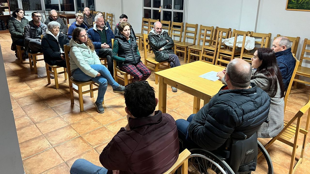 La narcolancha precintada y guardada en la nave municipal de Os Muíños horas después de ser sustraídos los cuatro potentes motores.