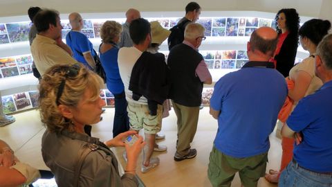 Turistas de visita en el museo del Centro do Vio da Ribeira Sacra