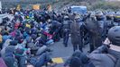 Los antidisturbios franceses comienzan a desalojar a los independentistas en la frontera