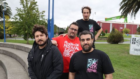 Fran, Maikel, Willy y Borja, organizadores del Fene Rock, este miércoles con la grúa pórtico de Navantia-Fene de fondo