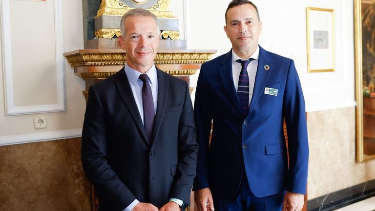 El presidente del Senado, Ánder Gil, y el coordinador de de Extensión Universitaria y de Actividades de la UNED de Pontevedra, Rafael Cotelo