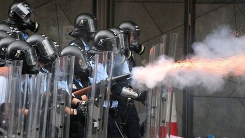 Los angentes antidisturbios lanzan gases lacrimgenos contra los congregados en el centro de la ciudad